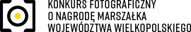 Logo Konkursu: po lewej - uproszczony symbol aparatu fotograficznego w kolorze czarnym z żółta kropką w miejscu migawki, z prawej - nazwa konkursu napisana czarnymi drukowanymi literami